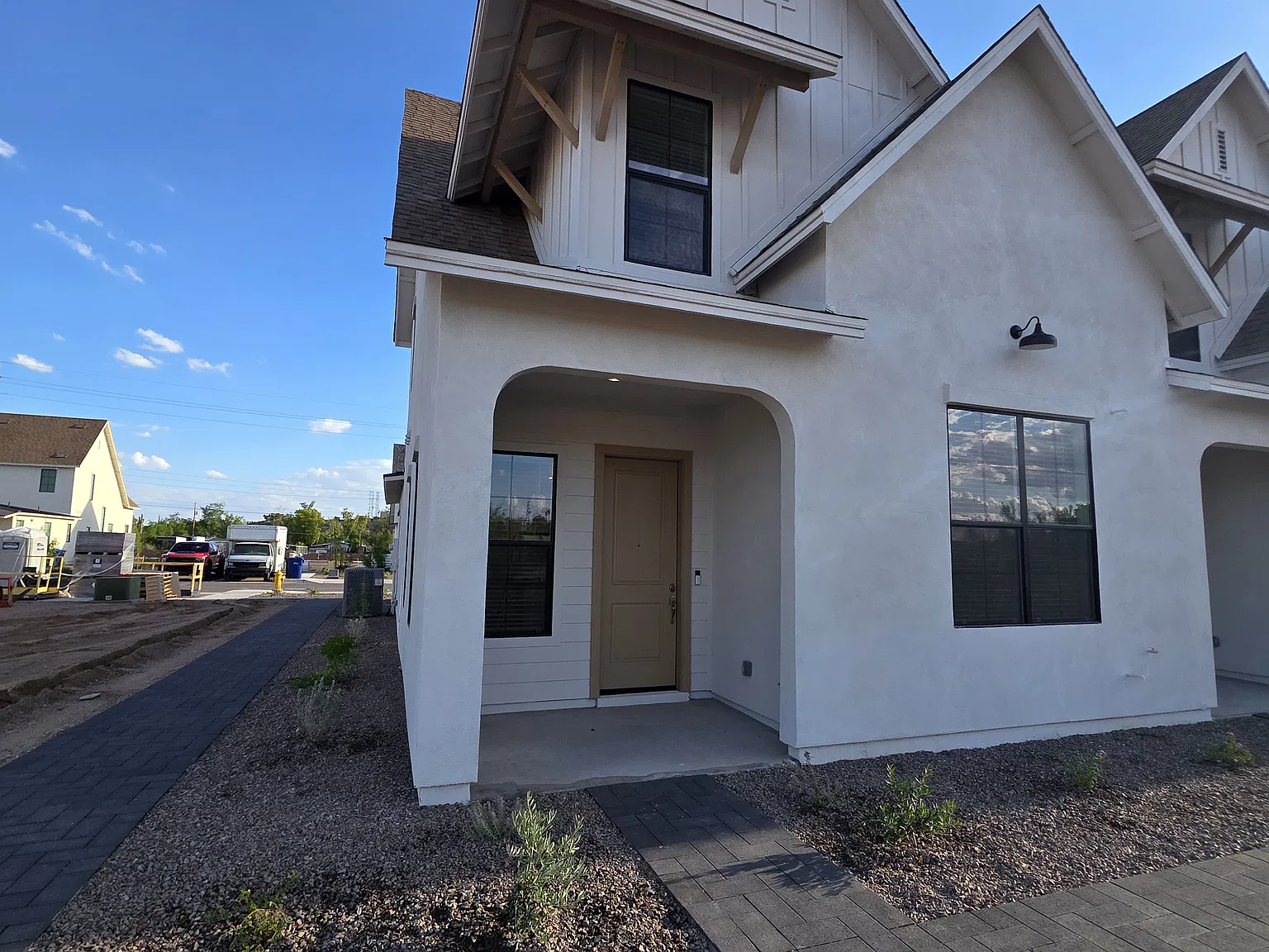 3 bed, 2.5 bath, 1818 sqft, $2,110 — Photo 3