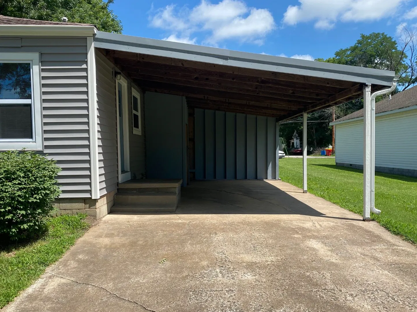 Welcome Home! 2 Bedroom 1 Bathroom House with Attached Carport! — Photo 2