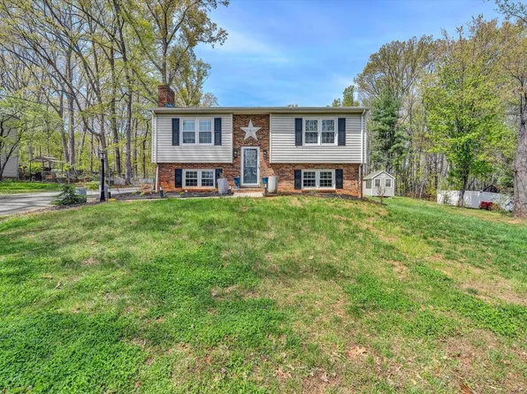405 Homestead Dr, Forest, VA 24551