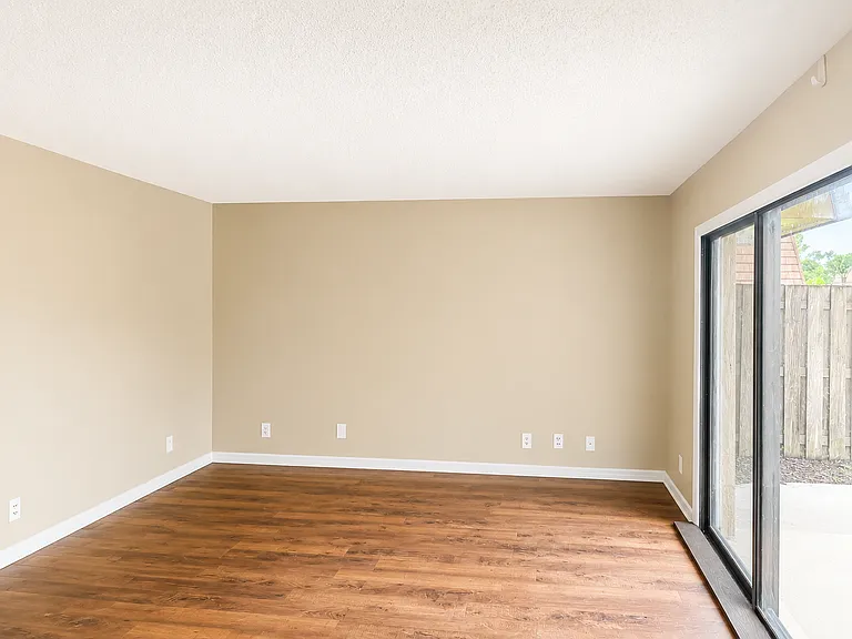 2117 Patty Cir NE — Photo 4