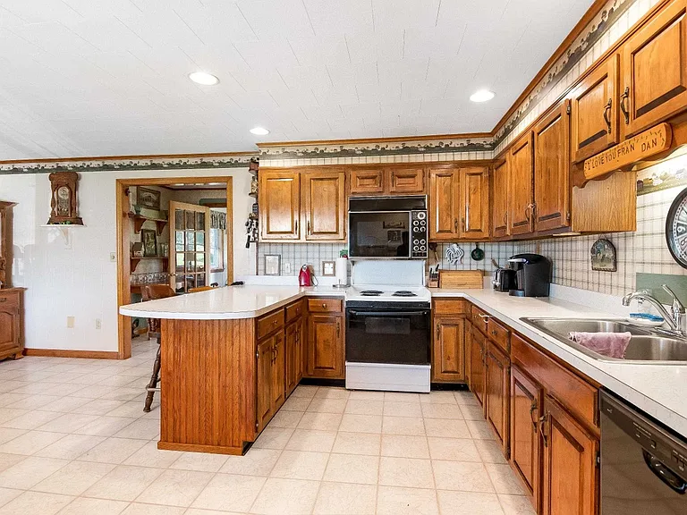 26 Maple St — Photo 18