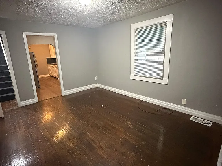724 W Evelyn Ave — Photo 2