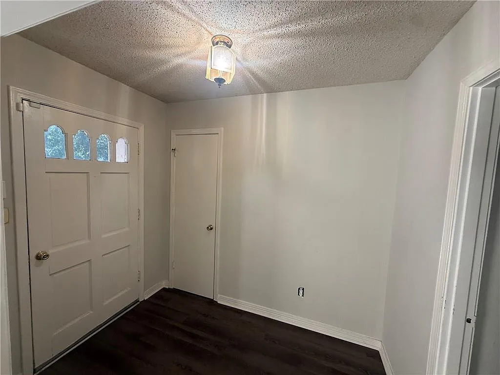 4 bed, 2.0 bath, 1980 sqft, $1,550 — Photo 2
