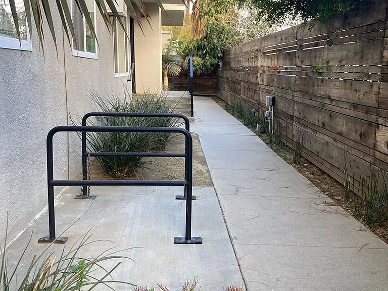 570 N Los Robles Ave — Photo 42