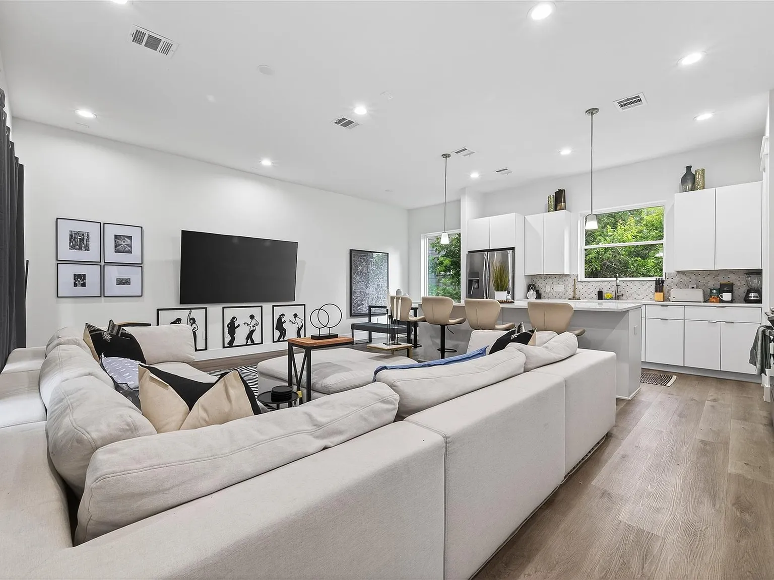 3 bed, 3.5 bath, 2401 sqft, $3,100 — Photo 3