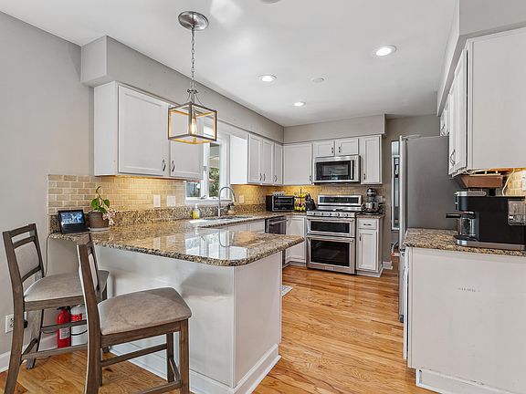 5th image of 402 Breaker Dr