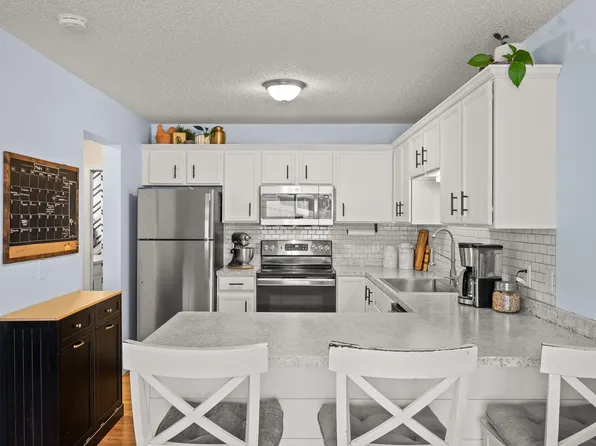 1324 Pembrooke Ln, Waconia, MN 55387