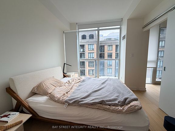 5th image of 126 Simcoe St #1405
