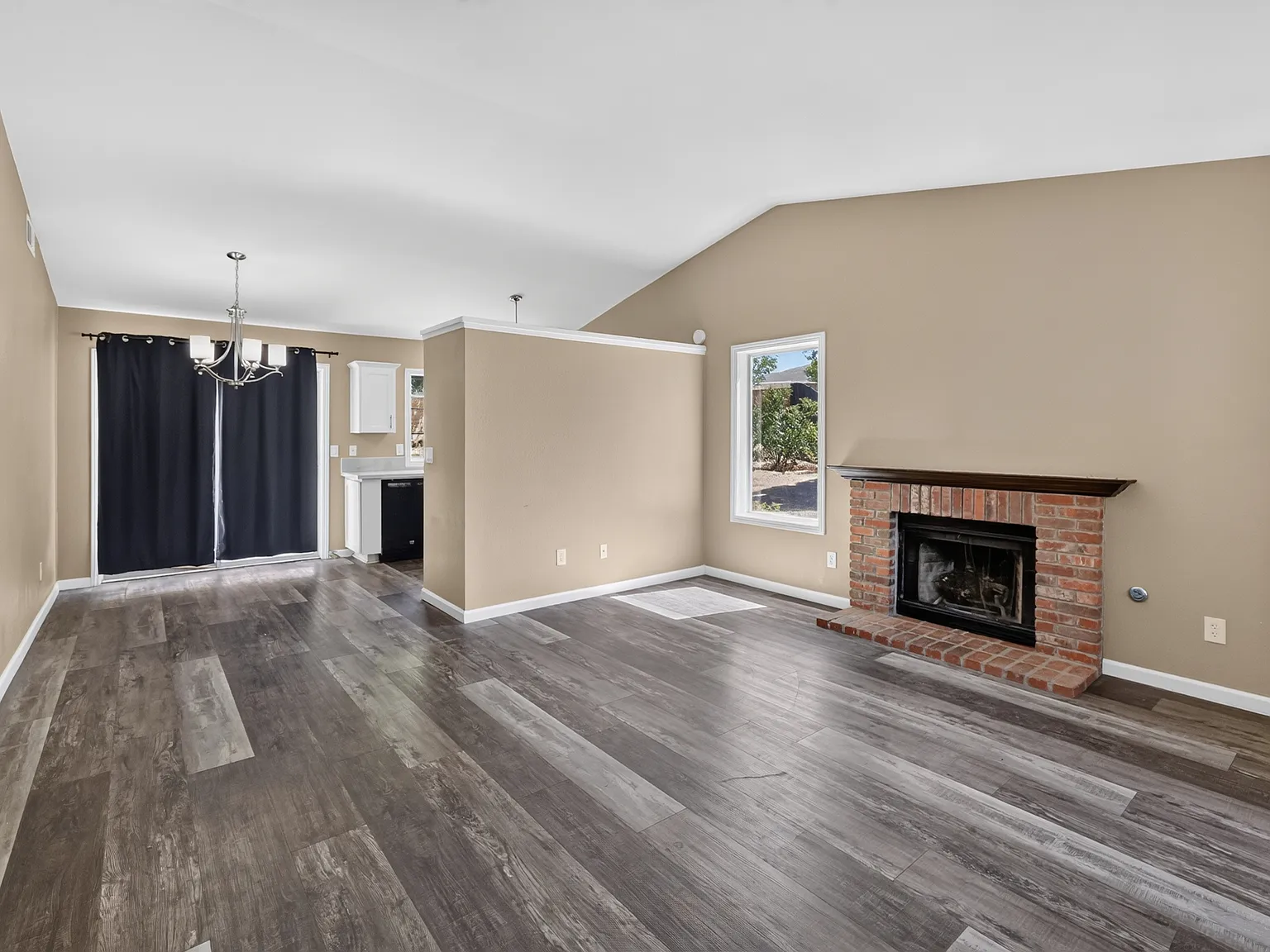 3 bed, 1032 sqft, $2,400 — Photo 3