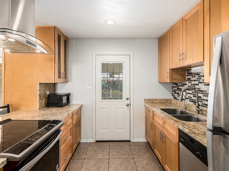 1037 E Campus Dr — Photo 7