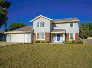 1216 River Park Cir W, Mukwonago, WI 53149