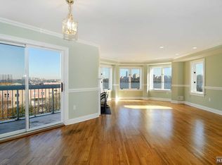 605 Hancock Ct, Edgewater, NJ 07020