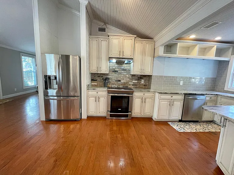 1311 Pickens Ave — Photo 10