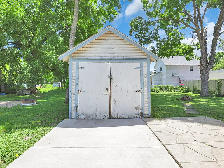 230 N State St — Photo 41