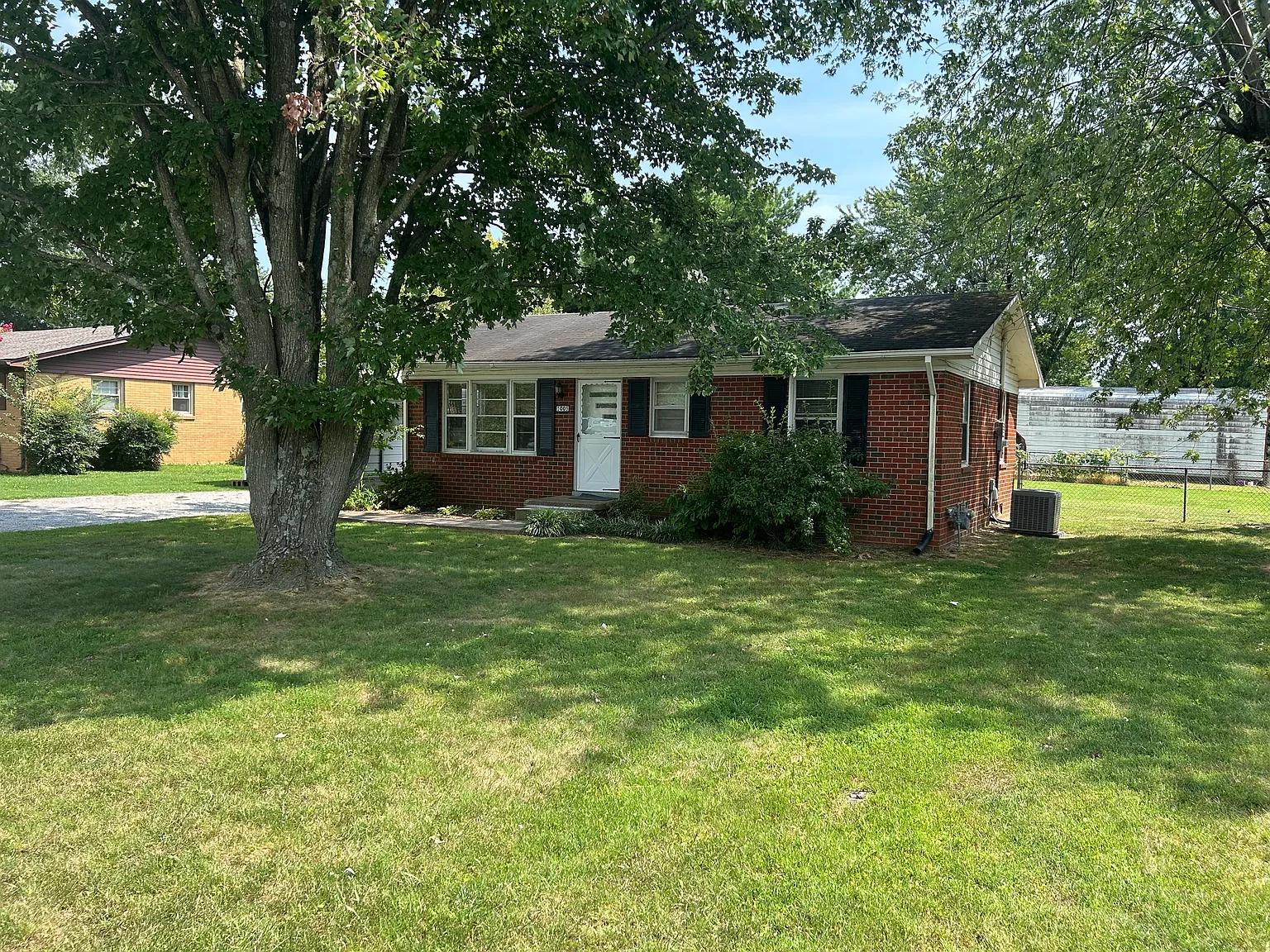 2 bed, 875 sqft, $1,300 — Photo 2