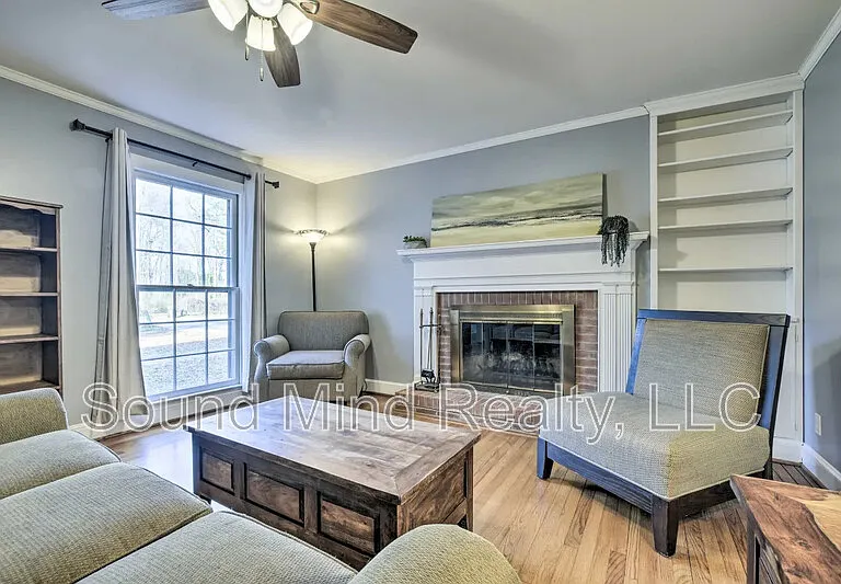 144 Parkwood Cir — Photo 2