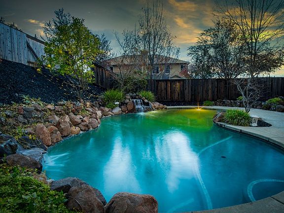 3rd image of 6691 Miravista Dr