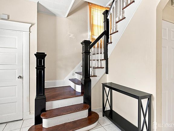 2nd image of 128 Lewis St