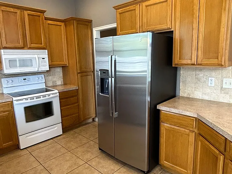 211 NW Cherry Ave — Photo 10