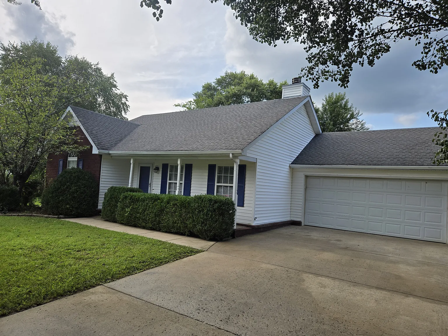 3 bed, 1353 sqft, $1,900 — Photo 2