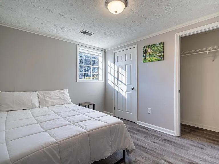 Pineglen Dr — Photo 2