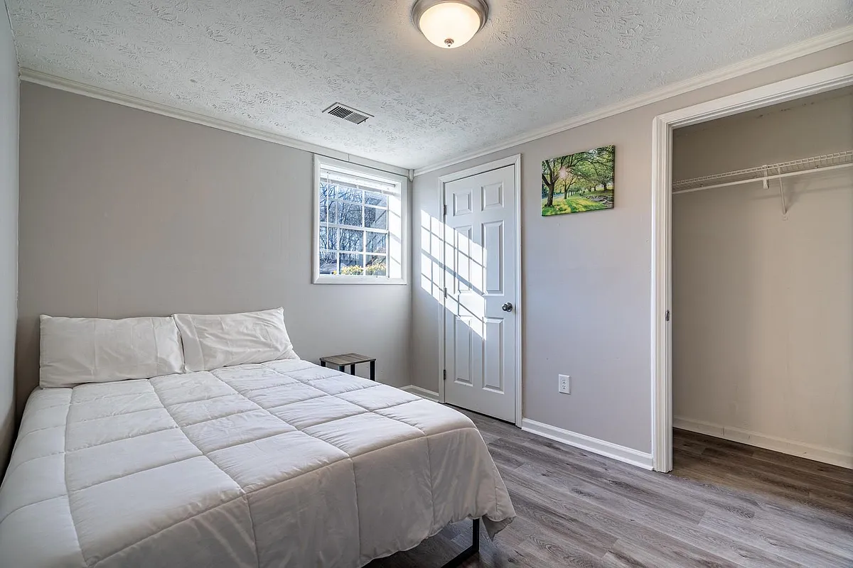 Building Photo - Pineglen Dr