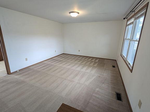 4th image of 176 Woburn Farm Cir