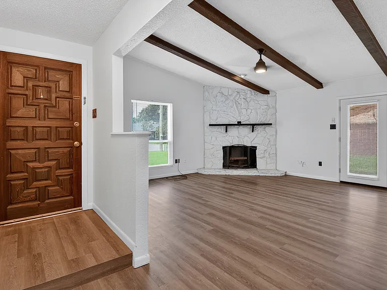 109 E Gladiola St — Photo 3
