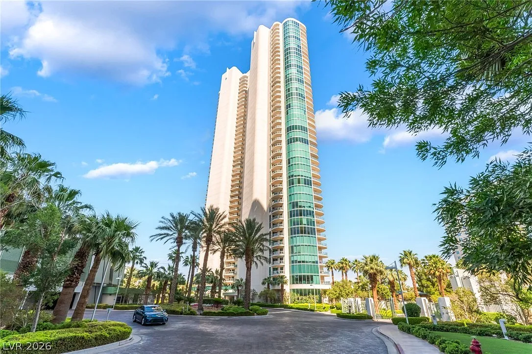 Turnberry Towers — Photo 1