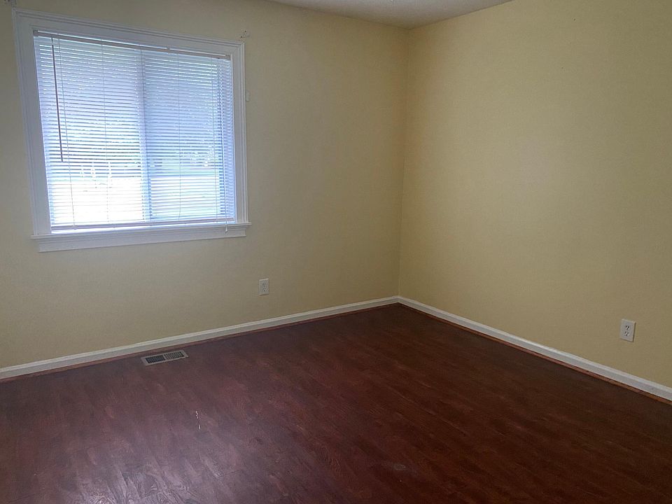 2nd image of 726 Rugby Rd #C