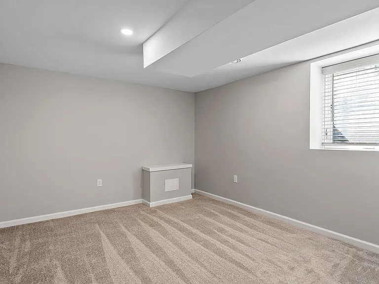 216 W 32nd St — Photo 26