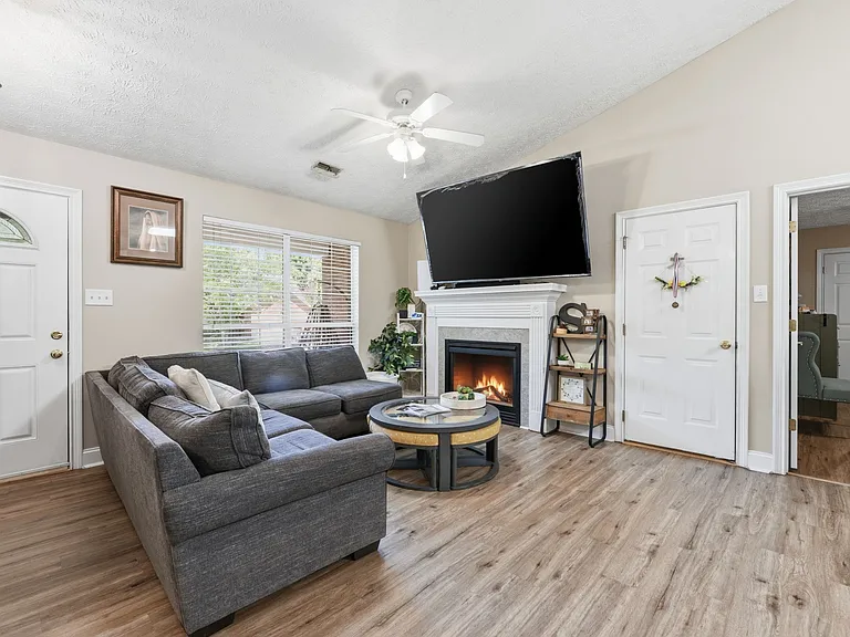 8400 Lesley Marie Ln — Photo 5