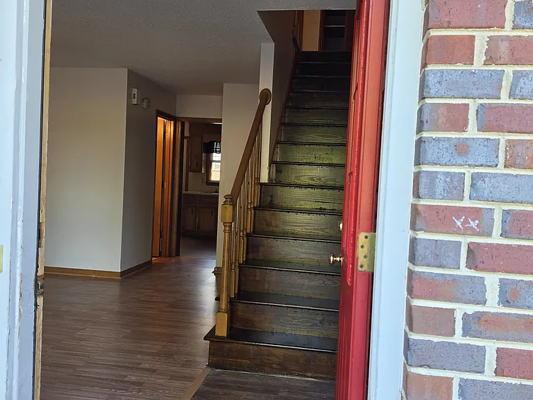 180 Glenwood Dr — Photo 3