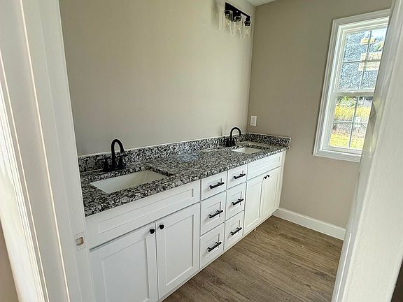 4th image of 215 Sutton Dr