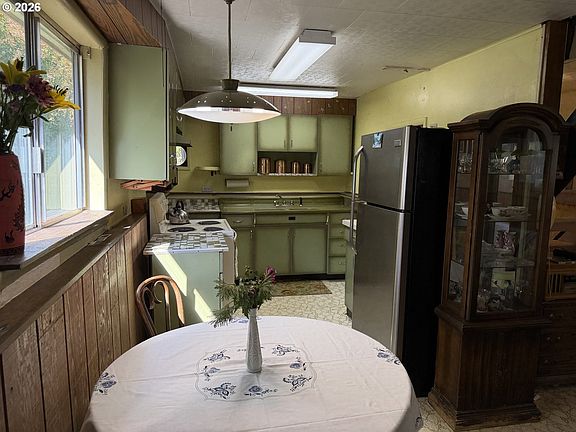 4th image of 185 Ecklund St