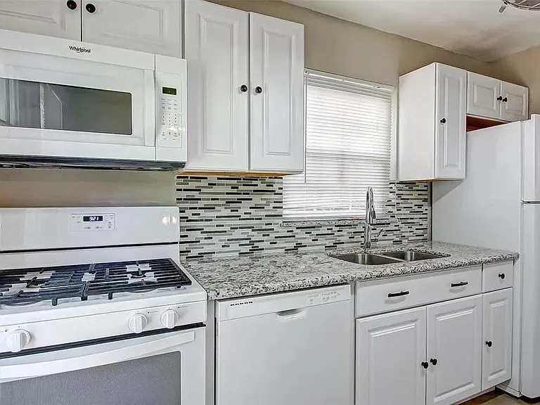 4409 Effie St — Photo 10