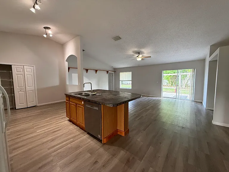 548 SW Undallo Rd — Photo 4