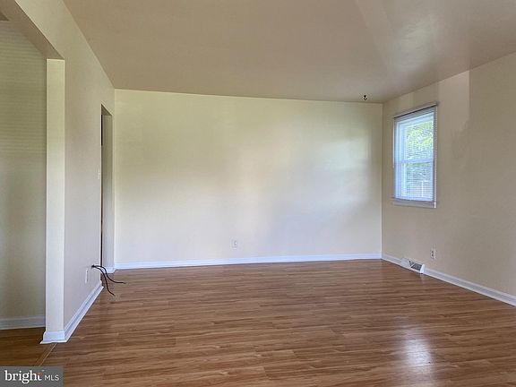 3rd image of 1102 Amherst Ave
