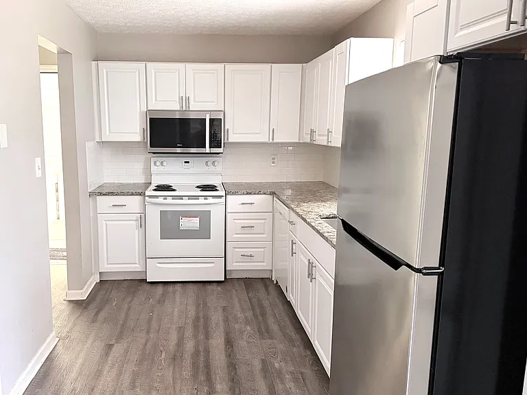 170 Vaughn Rd — Photo 9
