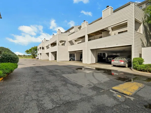812 Topsail Ln, Secaucus, NJ 07094