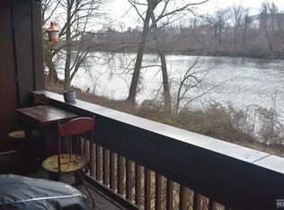 402 River Oaks Dr, Rutherford, NJ 07070