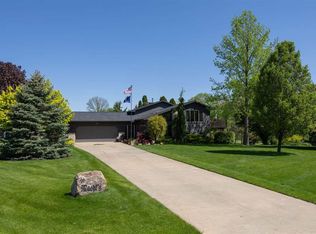 3840 Holly Dr SW, Cedar Rapids, IA 52404