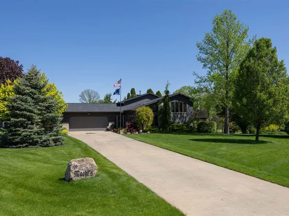 3840 Holly Dr SW, Cedar Rapids, IA 52404