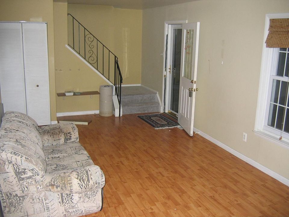 Spacious L/R with Pergo Floors