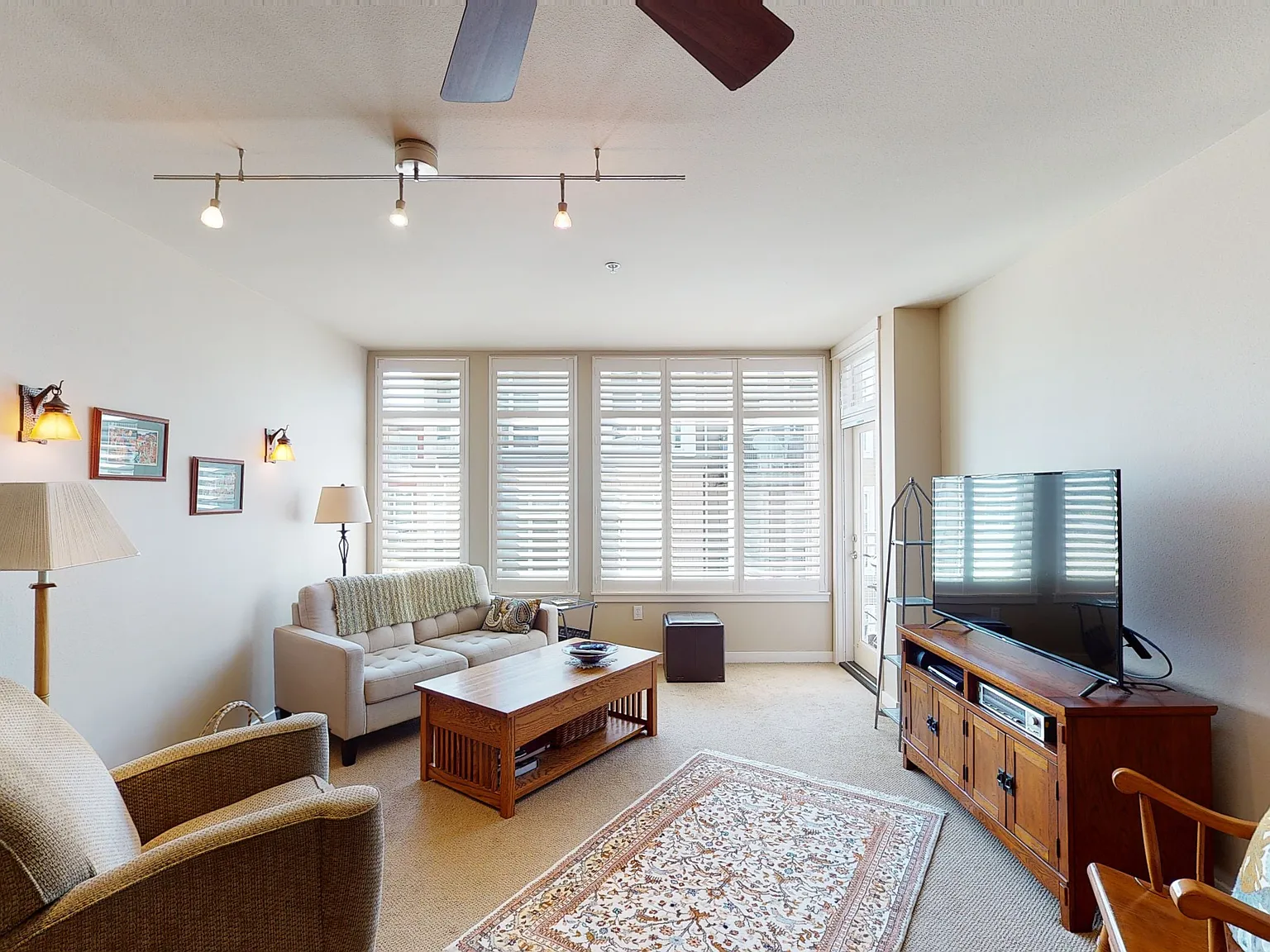 1 bed, 1.5 bath, 869 sqft, $2,300 — Photo 2