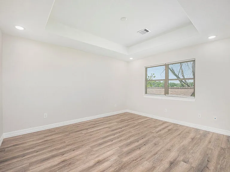 7711 Antoine Dr — Photo 15