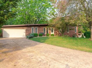 48 Duke Dr, Maryville, IL