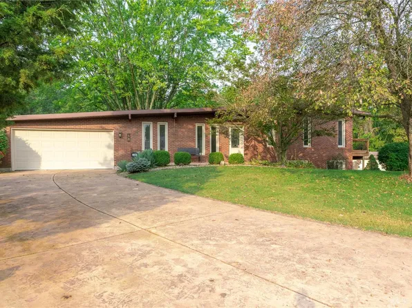 48 Duke Dr, Maryville, IL 62062
