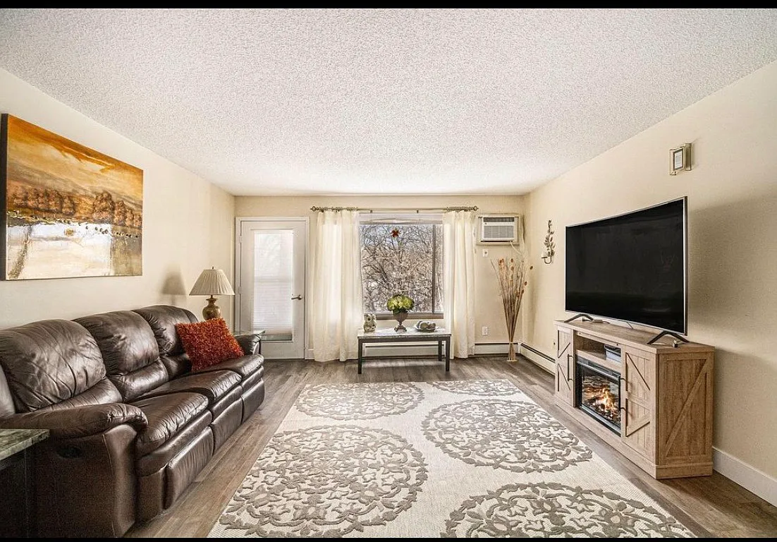 2 bed, 1200 sqft, $2,200 — Photo 4