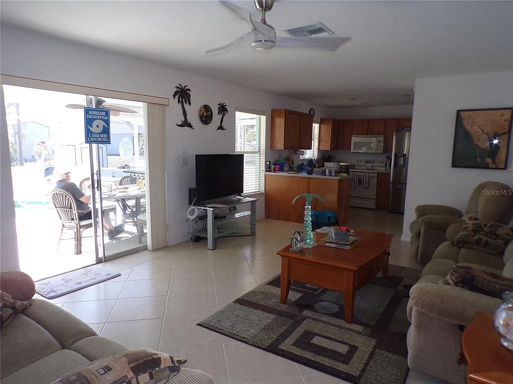 3 bed, 2.0 bath, 1056 sqft, $4,100 — Photo 3
